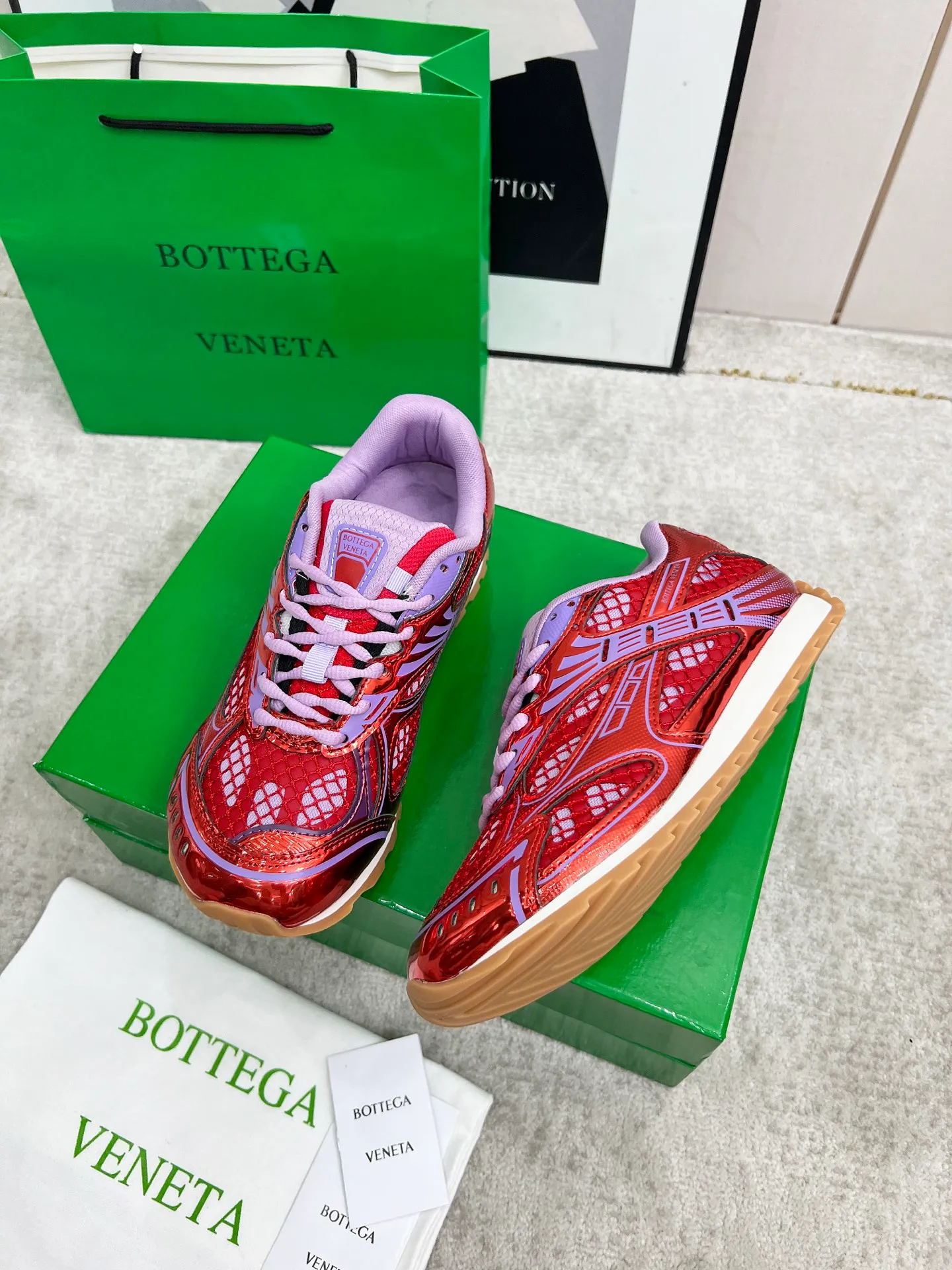 P540. Top version (couples model) Bottega Veneta Bottega Veneta 23ss autumn and winter show BV Orbit sneakers Wang Yibo's same style couples casual shoes dad shoes! Runner sneakers! Original purchase and development!  Made of original lightweight technical mesh fabric, the same as the original version! The process is complicated!  Paired with a rubber outsole designed with a geometric pattern, the high version of the Wang Zha series is actually much taller, but the legs still look slim. Very nice. Durable and playable, standard and version-matching shoe package technology, look for high-end versions. The original outsole is exclusively molded, and the color-blocked TPU outsole is used. The material and weight are the same as the original!  Size: #Female 35-41 (40 and 41 customized sizes are non-refundable) Male 39-45 (45 size customized are non-returnable and exchangeable)